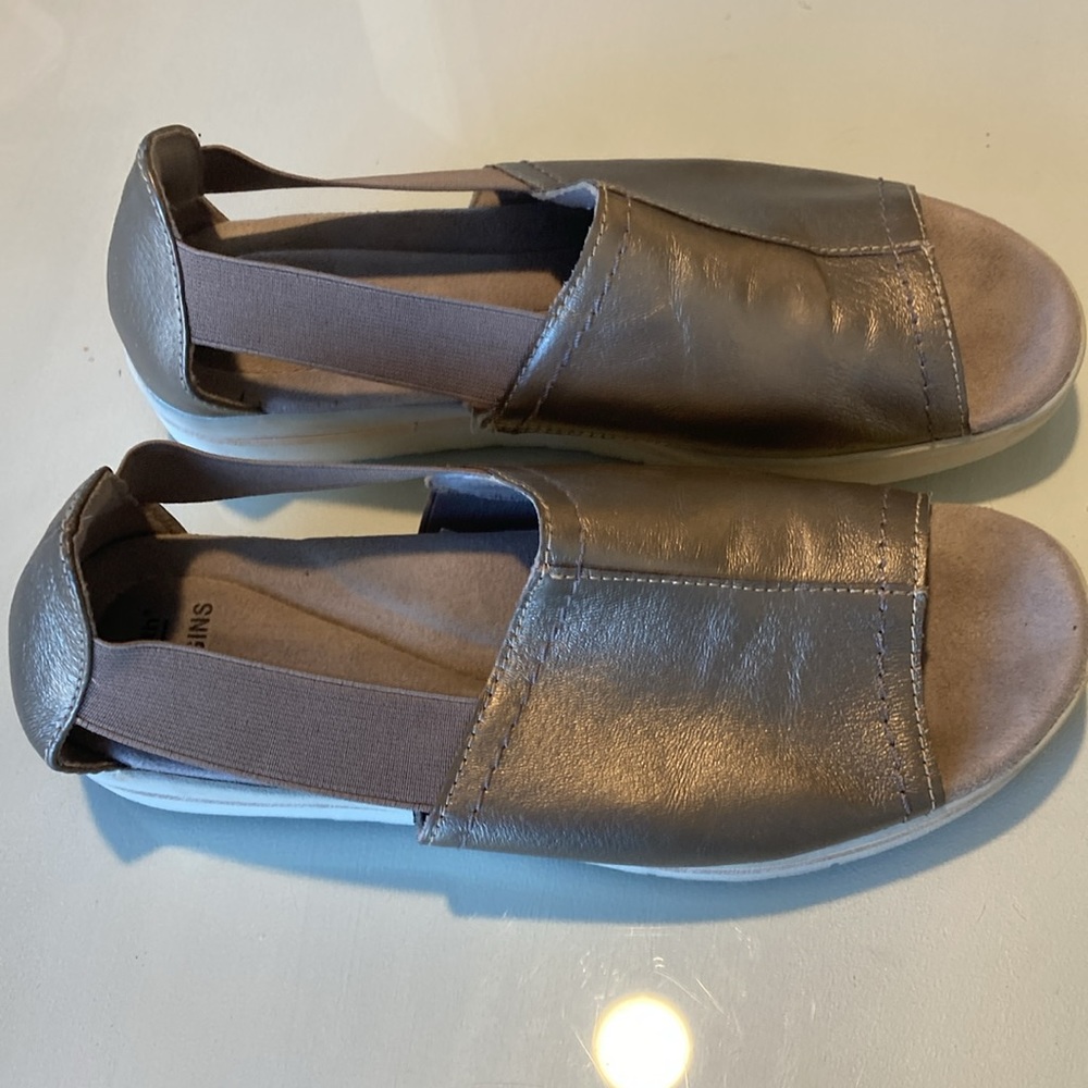 Women’s earth origins leather wedge sandals
Size 9, medium